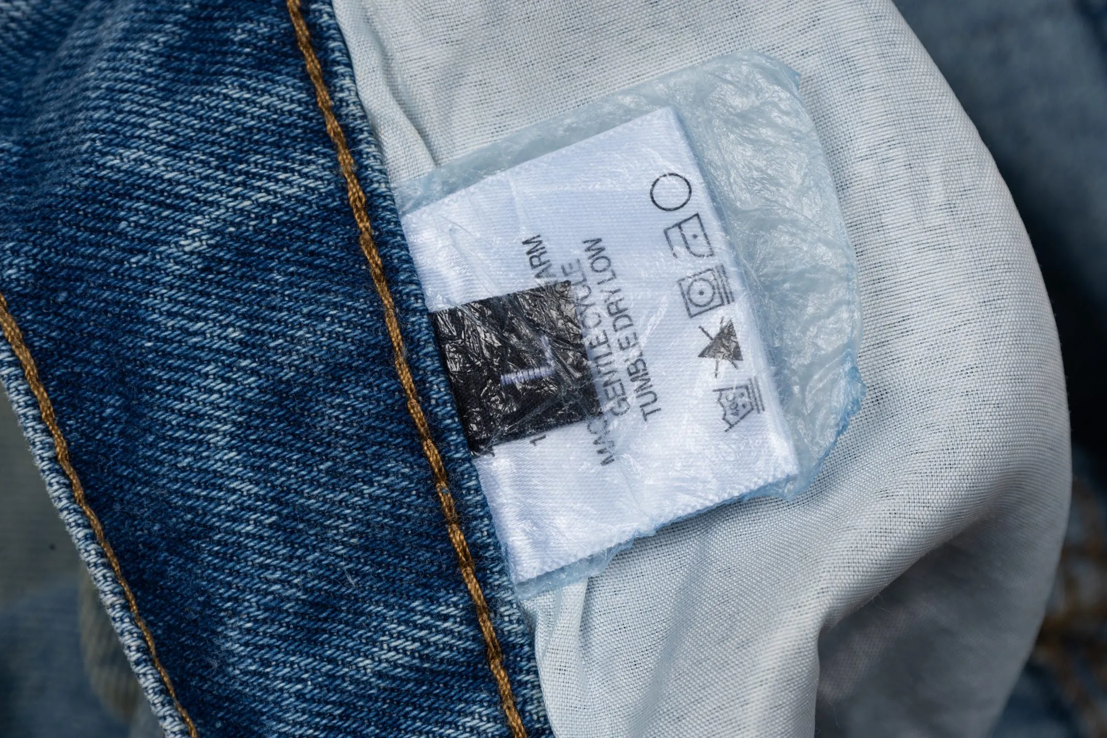 The top version, ERD 25ss, is a melancholy rich second-generation washed, distressed, knife-cut, mud-dyed, micro-flared loose-fitting jeans. It is not a basic style for the street. It comes with a Retro filter, so you are not afraid of bumping into it when walking on the street. The distressed, washed blues are super textured, soft and don’t rub your legs, and they are comfortable to wear~ The straight-cut, micro-flared version really hides your skin! My thick legs and uneven legs are all covered up for me, and they turn into cartoon legs in seconds 👖 Paired with a black sweatshirt + Canvas Shoes, the Korean street style is straight away, a lazy person can just go out with this outfit in early autumn, he is ridiculously handsome! Style number: # Size: 28 30 32 34 (S-XL) Color: Blue